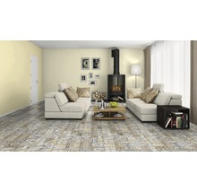 Wohnzimmer mit Sofas, Kamin und gemustertem Boden