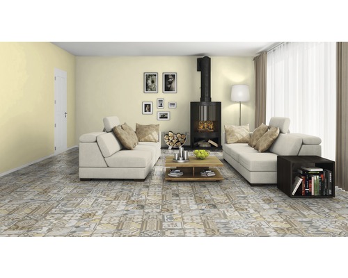 Wohnzimmer mit Sofas, Kamin und gemustertem Boden