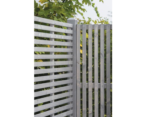 Holzzaun mit horizontalen und vertikalen Latten