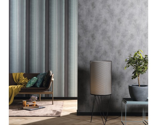 Wohnzimmer mit Sofa, Stehlampe und gemusterter Tapete