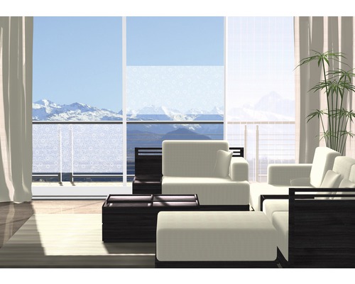 Heller Wohnraum mit Dekofolie auf dem Fenster, Sofa, Sessel und Tisch