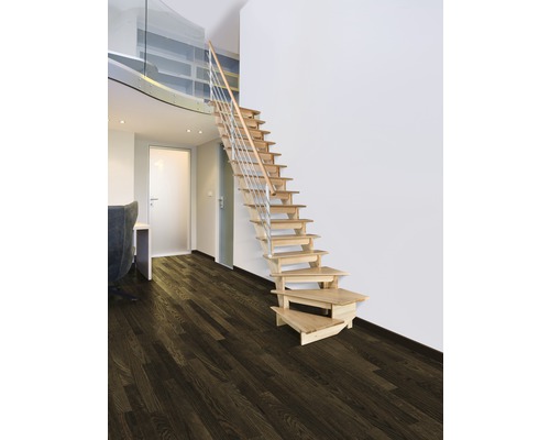 Treppe aus Holz mit Geländer in einem modern eingerichteten Raum