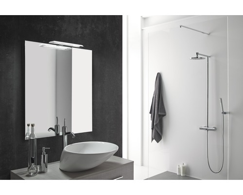 Modernes Badezimmer mit Waschtisch, Spiegel, Dusche und Handtuch