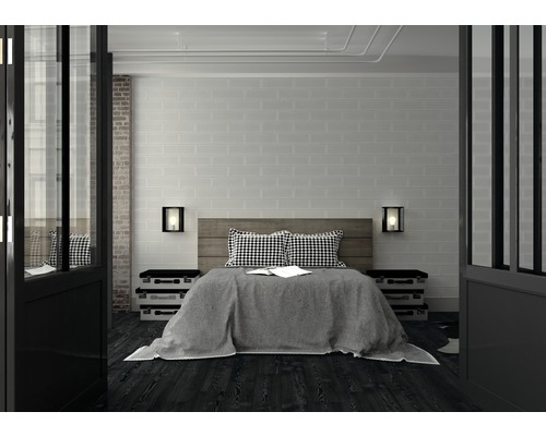 Schlafzimmer mit Bett, Nachttischen und Wandleuchten