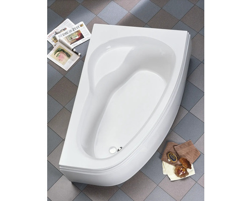 Eckbadewanne aus Sanitäracryl im Badezimmer