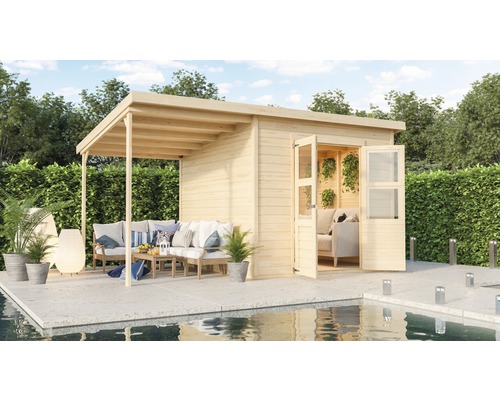Gartenhaus Karibu Klosterburg 6 mit Schleppdach 415 x 265 cm natur Holzgartenhaus mit Terrasse und offenstehenden Doppeltüren neben einem Schwimmbecken.