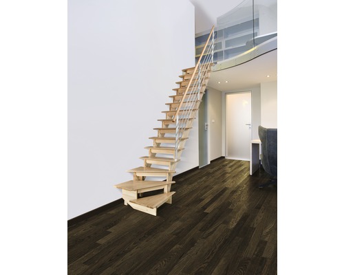 Holztreppe mit Stahlgeländer in modernem Wohnraum