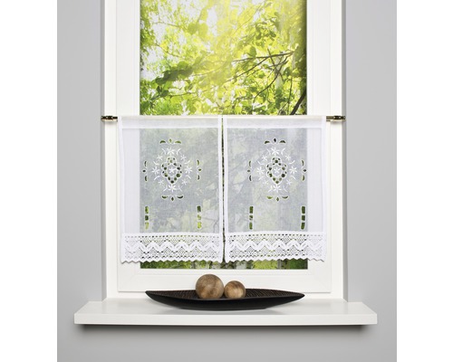 Gardinen im Fenster mit dekorativer Fensterbank