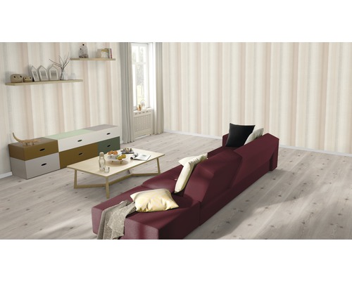 Wohnzimmer mit Sofa, Tisch, Kommode und Wandregalen vor gestreifter Tapete