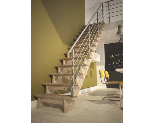 Holztreppe mit Metallgeländer in einem hellen Raum