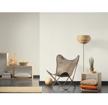 Wohnzimmer mit Sessel, Stehlampe und Regalen vor einer Wand mit Tapete