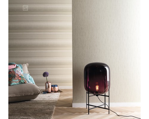 Wohnraum mit Tapete und dekorativer Beleuchtung