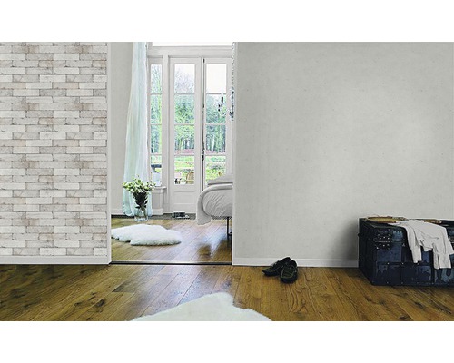 Heller Raum mit Ziegelwandtapete, Holzboden und Blick in einen Garten