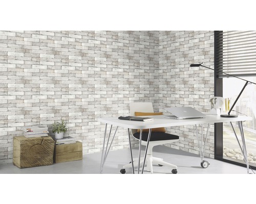 Büroraum mit Tapete in Ziegeloptik, Schreibtisch und Büromöbeln