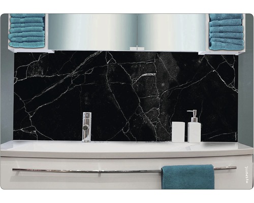 Badezimmer Waschbecken mit schwarzer Marmor-Rückwand, Armatur und Bad-Accessoires