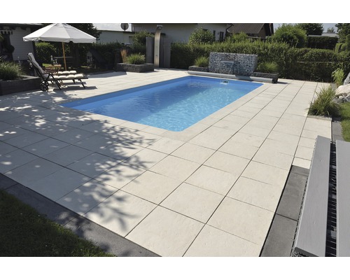 Swimmingpool mit Steinplatten und Gartenmöbeln