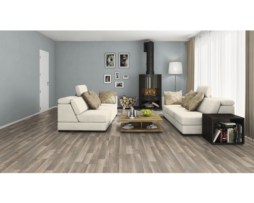 Wohnzimmer mit Sofa, Kamin, Holzboden und Holztisch