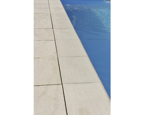 Poolumrandung aus Steinplatten