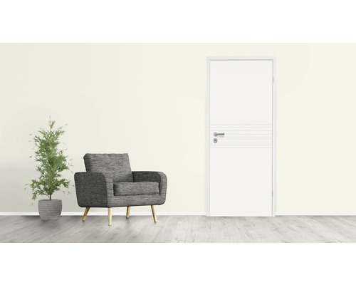 Helles Zimmer mit Tür, Sessel und Topfpflanze