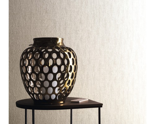 Dekorative Laterne aus Metall mit runden Ausschnitten auf einem Beistelltisch