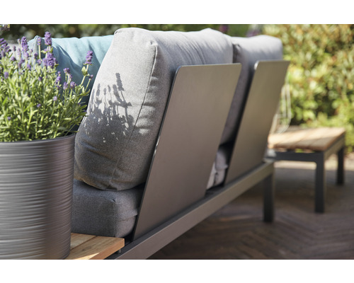 Gartensofa mit Kissen und Topf mit Lavendel