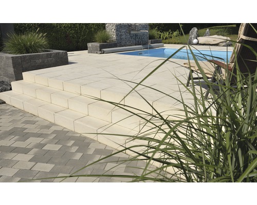 Garten mit Steintreppe, Pool und Gabionenwand