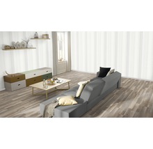 Heller Wohnraum mit Sofa, Tisch, Kommode und Regalen