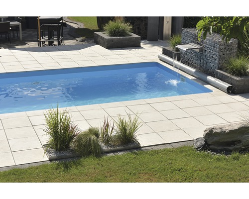 Schwimmbad mit Steinplatten und Gabionenwand im Garten