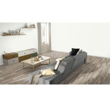 Wohnzimmer mit grauem Sofa, Holzboden und Kommode