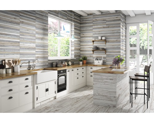 Helle Küche im Landhausstil mit Holzboden und Fliesen in Holzoptik