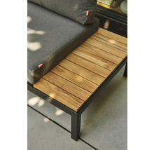 Gartensitzgruppe mit grauem Kissen und Holzablage