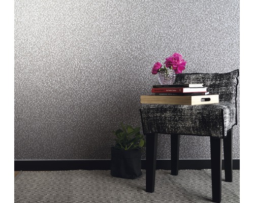 Szene mit gemusterter Tapete, Stuhl, Teppich und Dekorationen