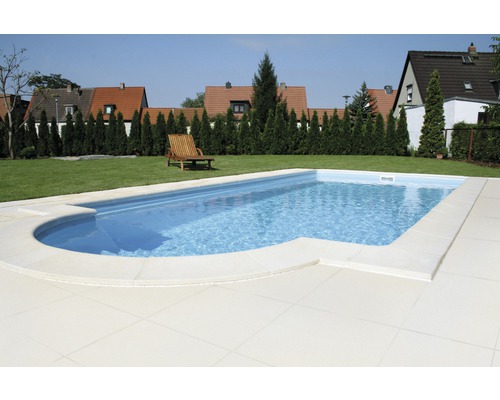 Schwimmbad mit Liegestuhl im Garten
