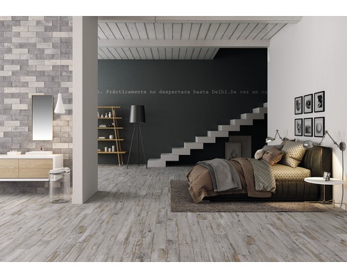 Helles Zimmer mit Holzboden, Bett, Treppe und Waschtisch