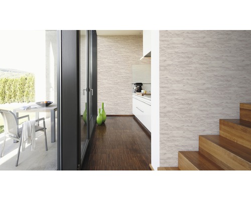 Heller Raum mit Struktur Tapete, Holzboden und Treppe