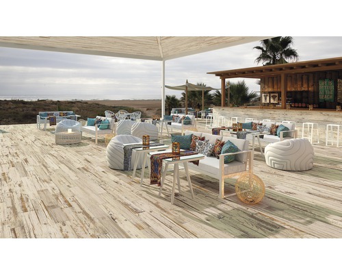 Außenbereich mit Terrassendielen, Lounge-Mobiliar und Bar