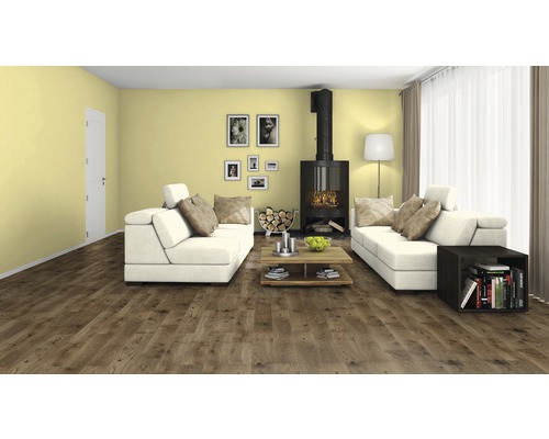 Wohnzimmer mit hellem Sofa, Kamin und Holzboden