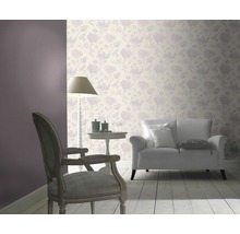 Wohnzimmer mit floraler Tapete, Sessel und Sofa