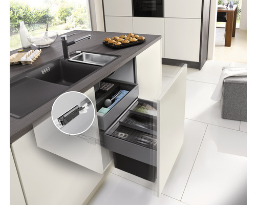 Kücheninsel mit Spüle, Armatur und Schubladenauszügen zur Küchenorganisation