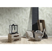 Dekorative Wohnrauminszenierung mit floral gemusterter Tapete, Laterne, Kissen, Holzboxen und Dekoelementen