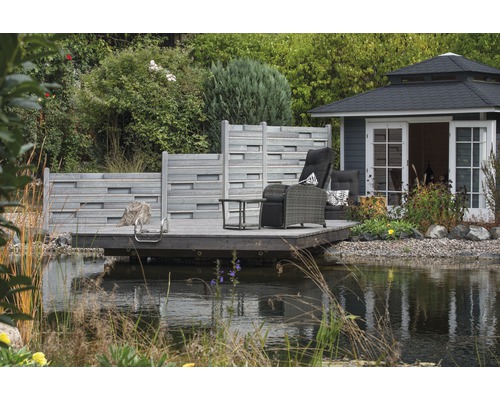 Gartenteich mit Holzterrasse, Sichtschutzwand, Gartenhaus und Gartenmöbeln