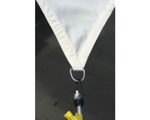 Detailaufnahme eines Sonnensegels mit Befestigungselementen