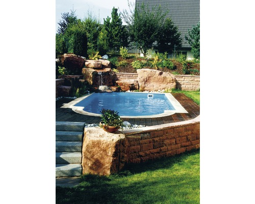 Swimmingpool mit Wasserfall und Steinmauer im Garten