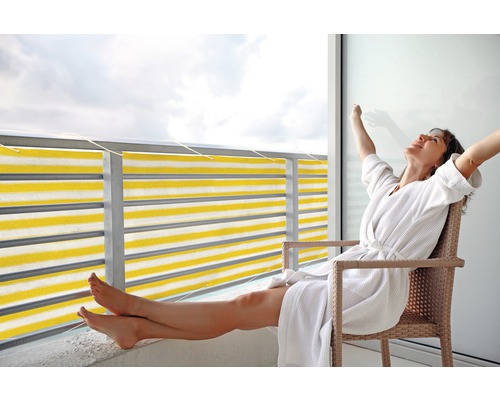Balkonsichtschutz 90 x 500 cm, gelb-weiss Frau entspannt auf dem Balkon mit Sichtschutz