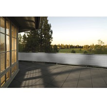 Terrasse mit Bodenfliesen und Sichtschutz