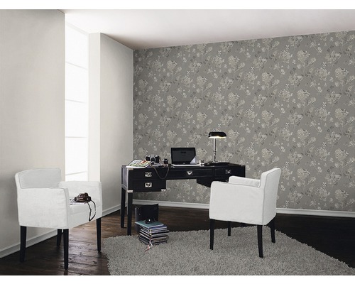 Wohnzimmer mit Schreibtisch, Sesseln und Blumentapete