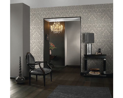 Elegantes Wohnzimmer mit gemusterter Tapete, Sessel und Dekorationsgegenständen