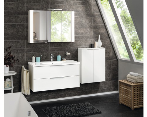 LED Aufsatzleuchte FACKELMANN 34X3,5X16,5 12V 3,3W 82960 IP 20 Modernes Badezimmer mit Waschtisch, Spiegelschrank und Hochschrank in Weiß.