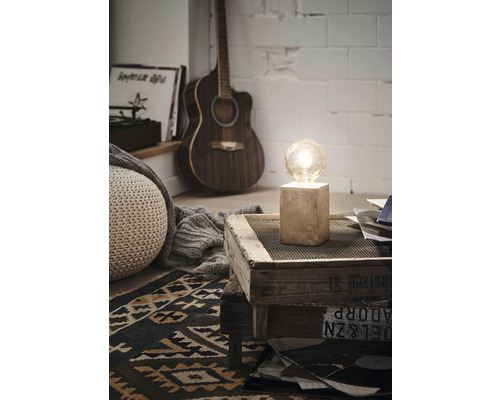 Tischleuchten-Fuß 1-flammig HxLxB 13x9x9 cm Prestwick grau mit Kabelschalter Dekorative Szene mit Tischleuchte, Gitarre und Teppich für Wohnraumgestaltung