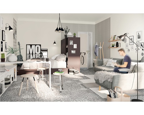 Dekoratives Wohnzimmer mit Schreibtisch, Bett, Sofa und verschiedenen Accessoires